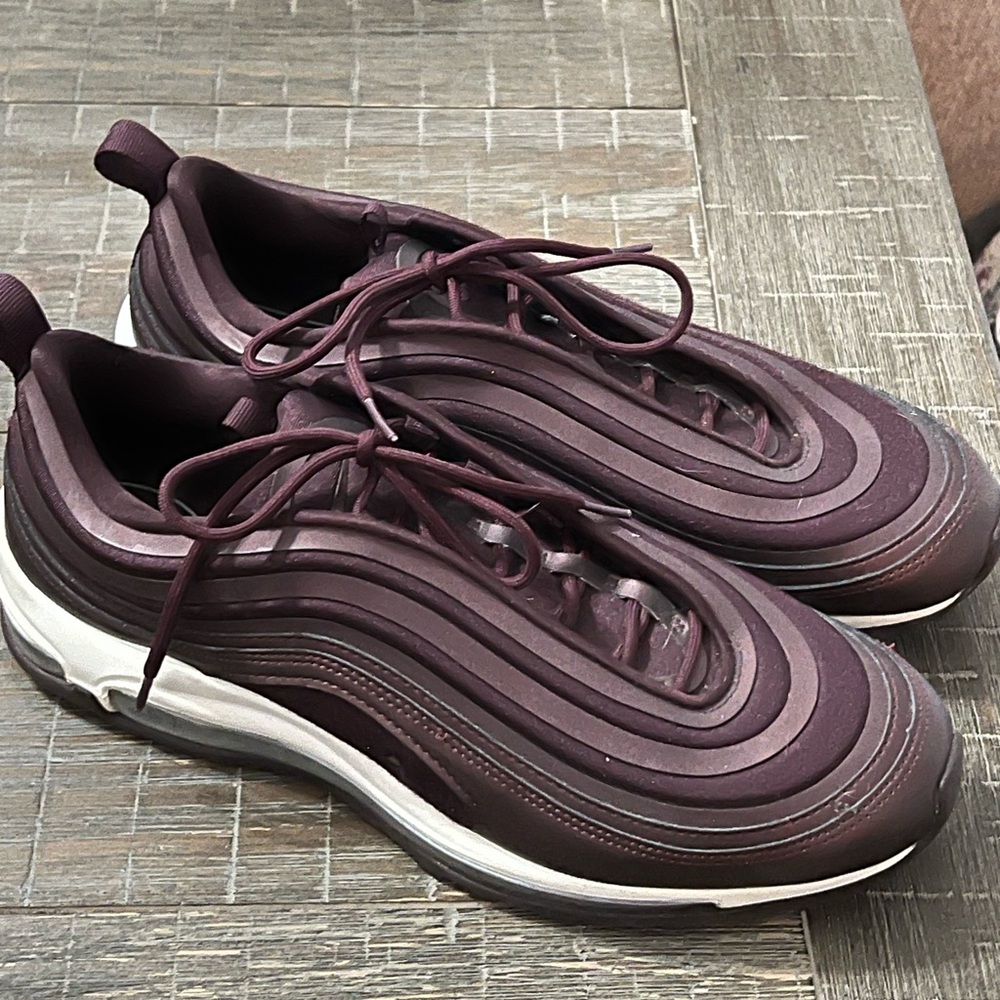 Nike low top burgundy sneakers